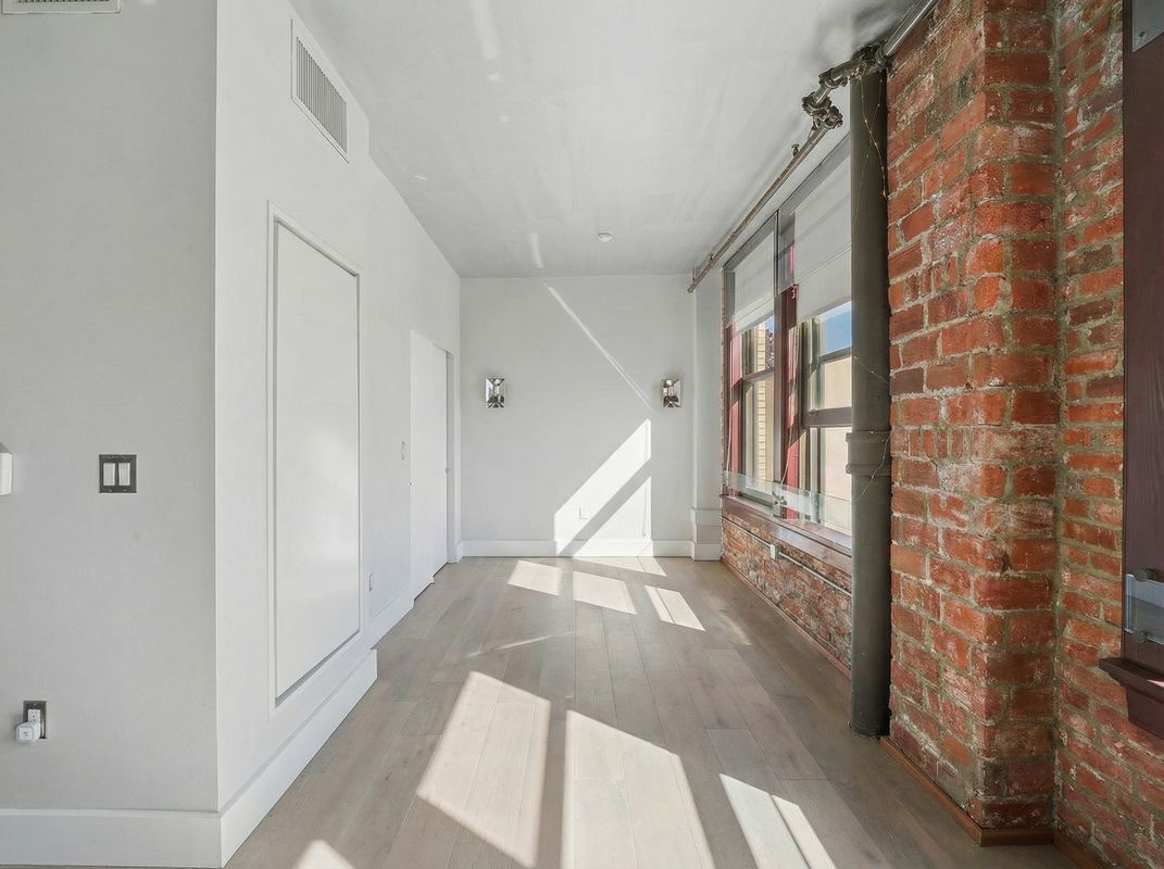 Building Photo - 460 S Spring St