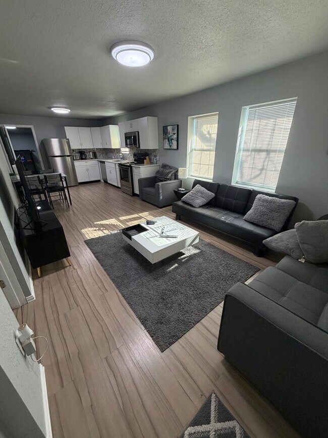 Foto del edificio - Come check out this fully furnished (even the dishes are here!) home right off Historic Route 66