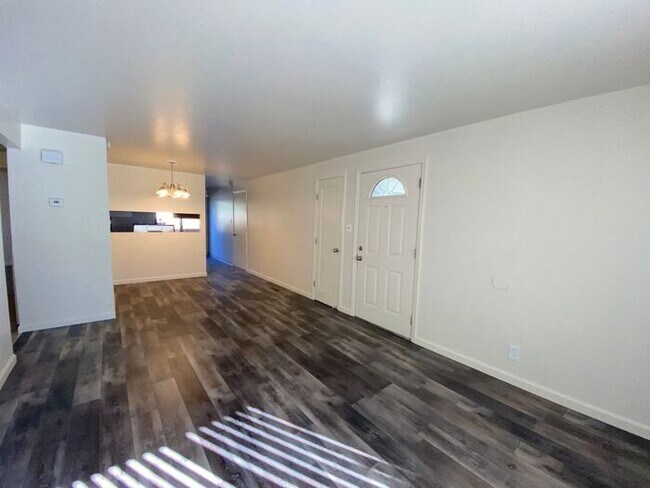 Foto del edificio - Charming Sparks Duplex - Yard/Garage/AC/1 Pet Friendly