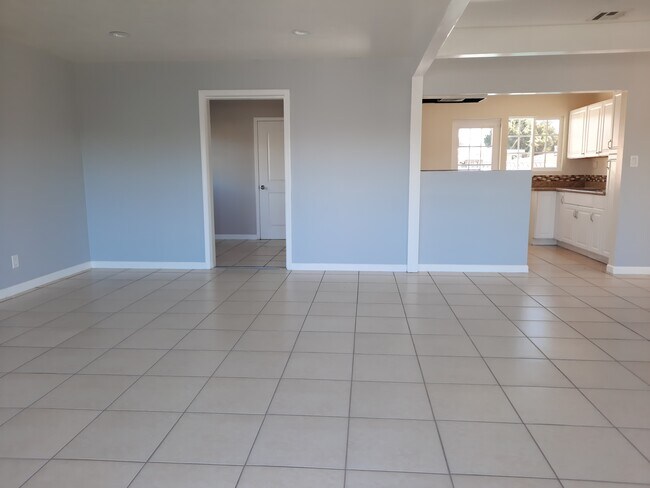 Foto del edificio - 8464 Hazeltine Ave