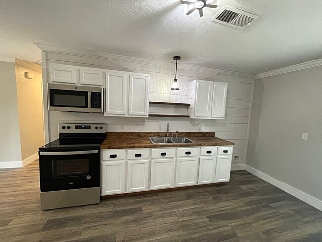 Building Photo - 4038 Freddies Ln