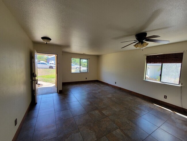 Foto del edificio - 3 Bedroom House Near Schools and Hiking
