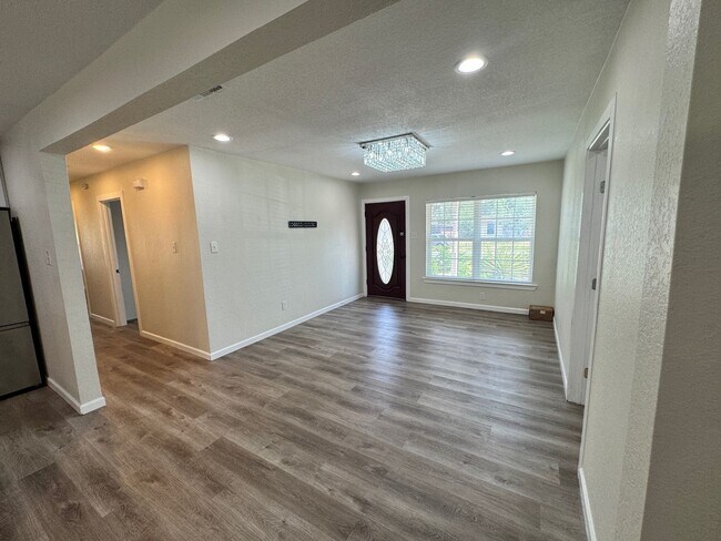 Building Photo - Ready For Move In - Nicely Renovated Large...