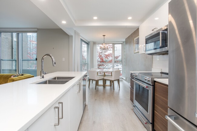 Photo du bâtiment - 311-1228 Marinaside