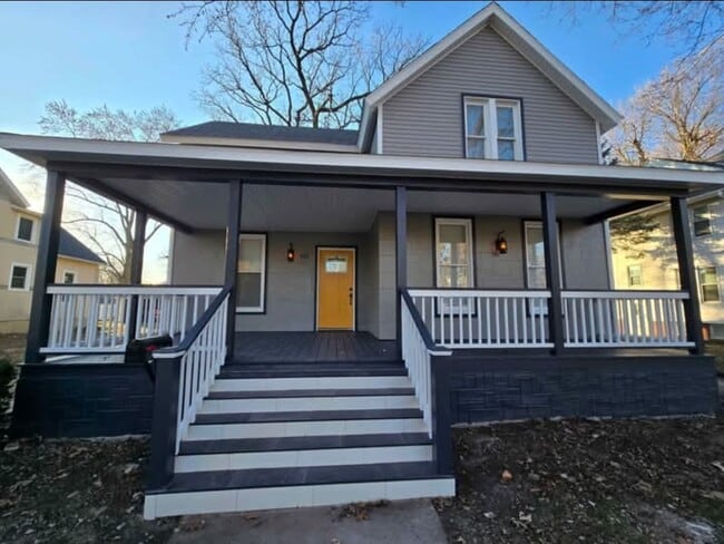 Building Photo - 940 N Prairie St