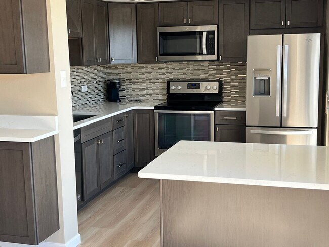 Foto del edificio - NEW RENOVATION - 2 Bedroom High Rise Condo...