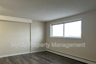 Building Photo - 9120-9149 149 St