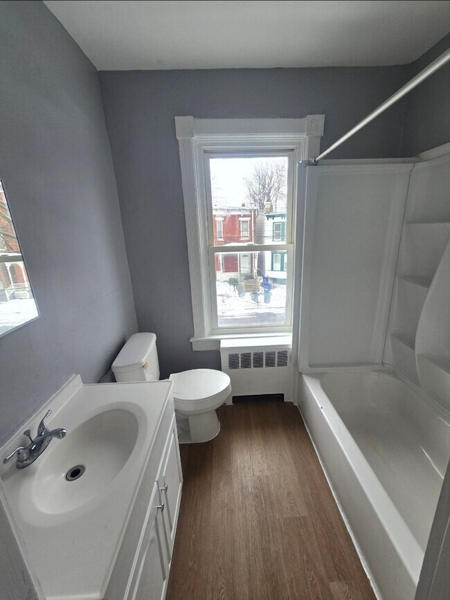 Foto del edificio - 72.5 Henry Ave
