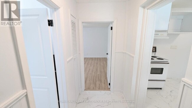 Building Photo - 330 Adelaide Ave E