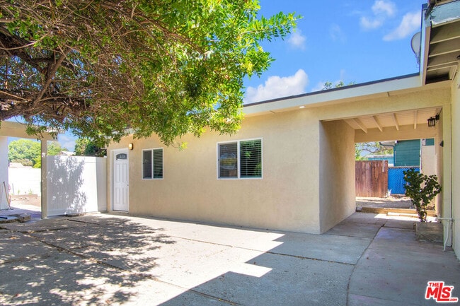 Building Photo - 677 E Kingsley Ave