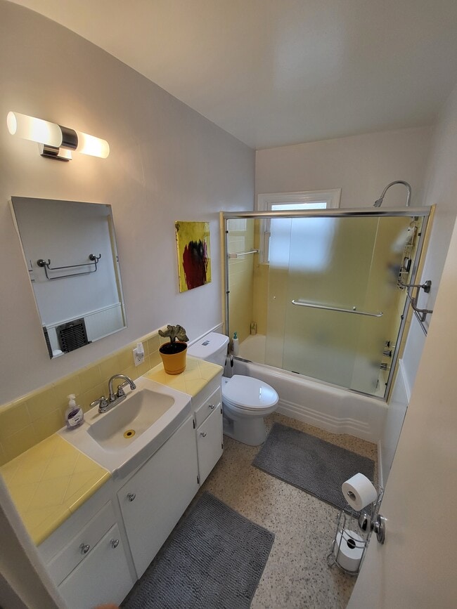 Building Photo - 219 Esperanza Ave