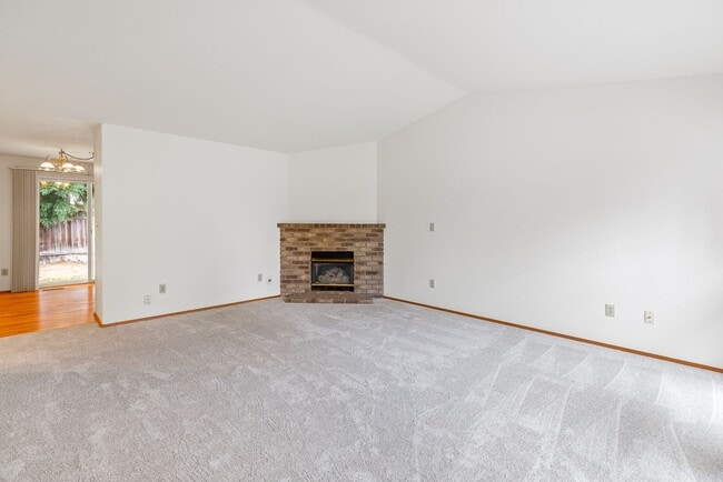 Building Photo - Duplex - 2 bedroom 2 bath