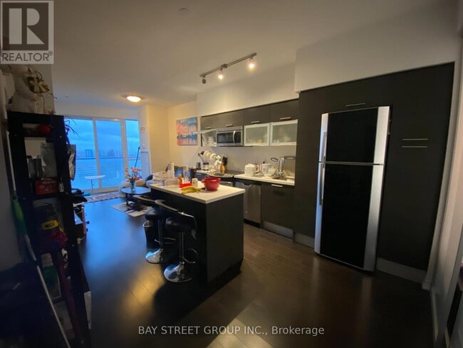 Building Photo - 386 Yonge St
