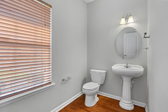 Foto del edificio - 5 Bedroom, 2.5 Bathroom - White Oak Subdivision - Richmond Hill