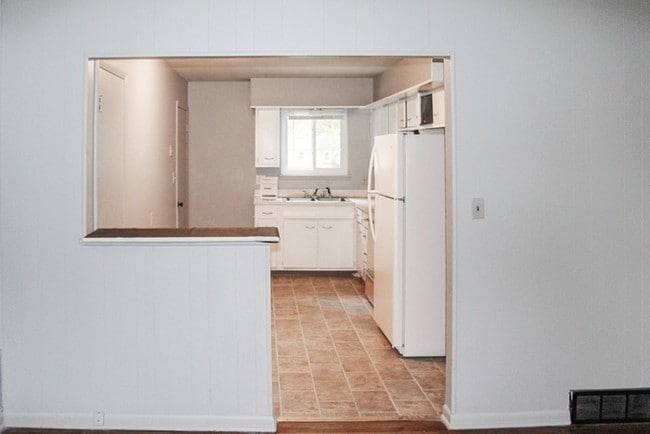 Building Photo - 2 Bedroom 1 Bath Duplex