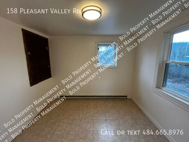 Foto del edificio - 158 Pleasant Valley Rd