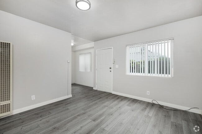 1 dormitorio, 1 baño - 600 pies cuadrados - Sala de estar - 549 S Mathews St