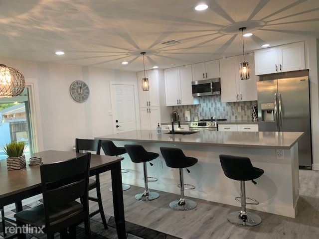 Foto principal - 4 br, 2 bath House - 1044 E Alameda Drive