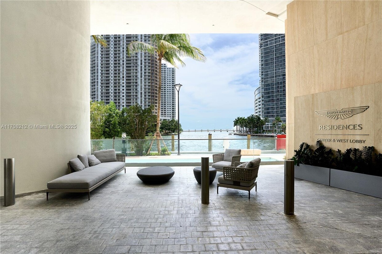 Primary Photo - 300 Biscayne Blvd Way