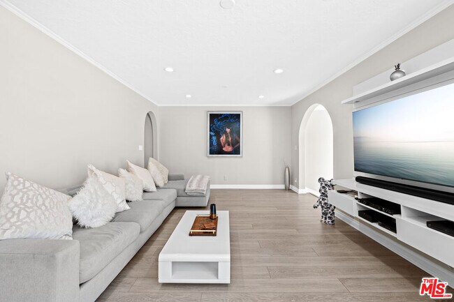Foto del edificio - 15042 Valleyheart Dr