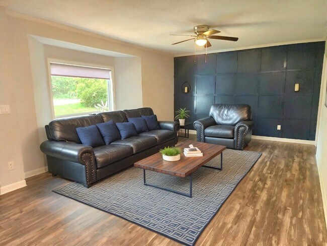 Building Photo - Stunning 4/2 Redecorated Home Close to I-110!