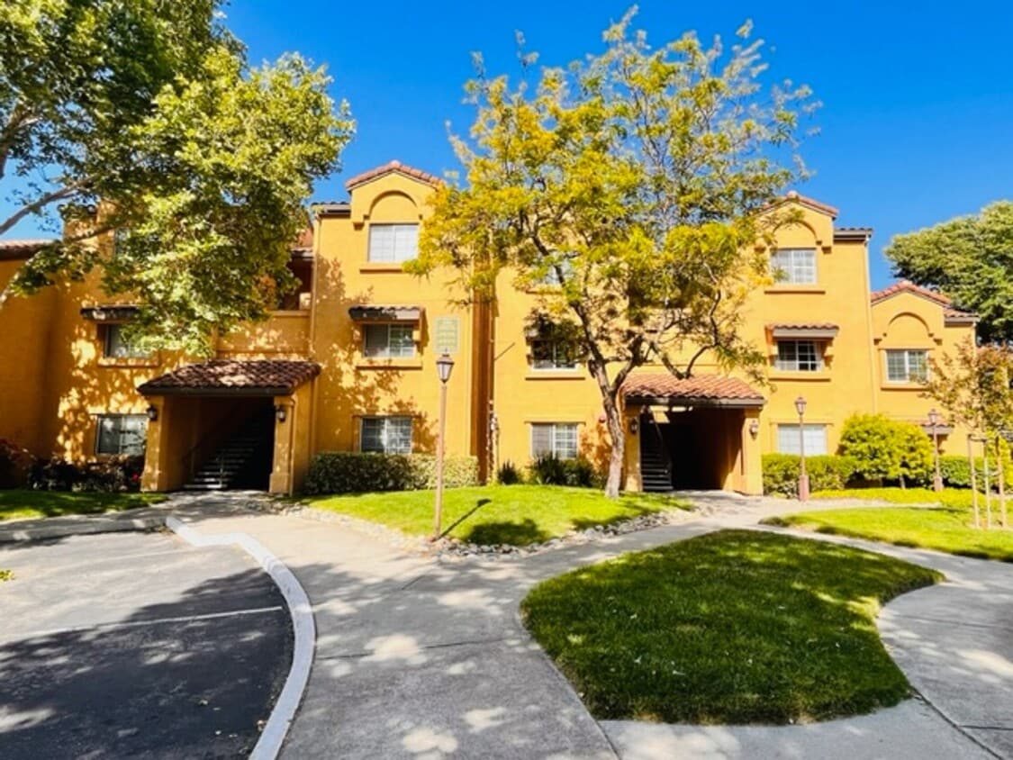Primary Photo - Move-in Ready, 2BD/2BA Single-Story Condo ...