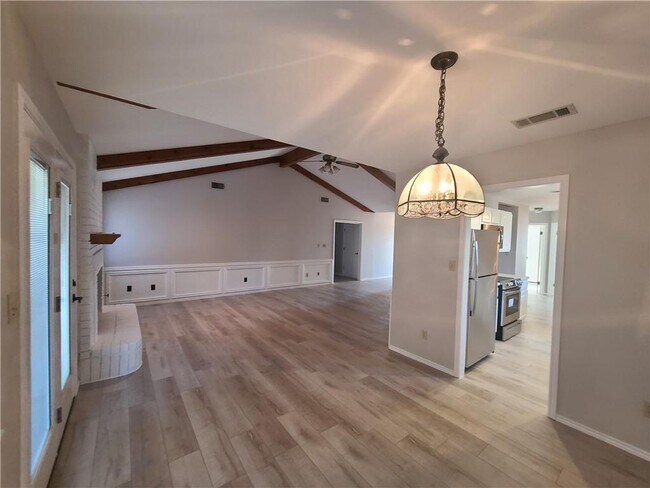 Building Photo - 1700 Foxfire Dr