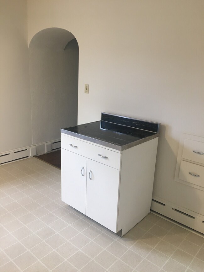 1208 Ellis Blvd NW Unit 4, Cedar Rapids, IA 52405 Apartments in Cedar