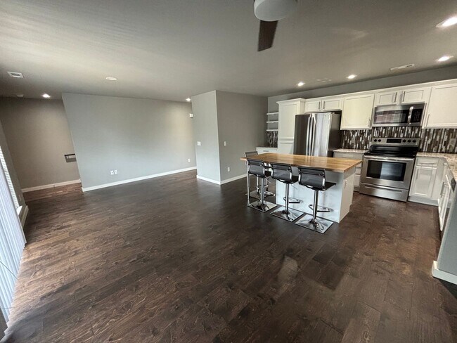 Building Photo - Great Townhouse!! Great Location!!