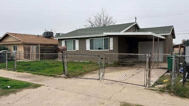 Foto del edificio - 2 bedroom 1 bathroom house located off the main street Oildale Dr.