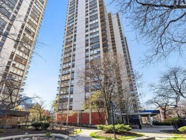Foto principal - 1360 N Sandburg Terrace