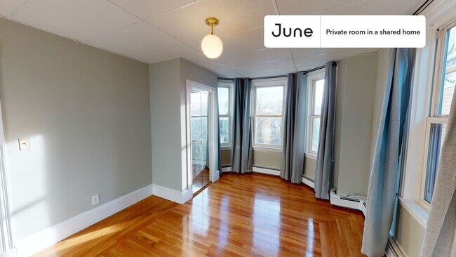 Foto del edificio - Private bedroom in 4 bed/1 bath Home