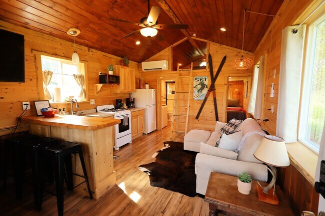 Foto del edificio - 68 Upland Dr