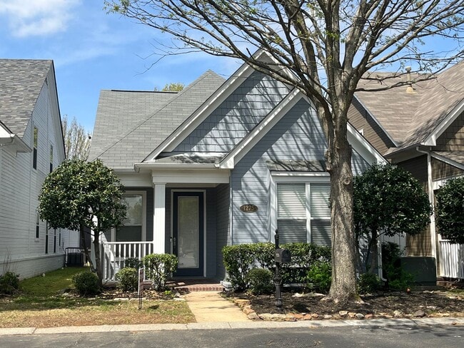 Building Photo - Desirable Island Place home with fenced in...