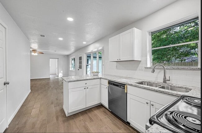 Foto del edificio - 16314 Forest Bend Ave