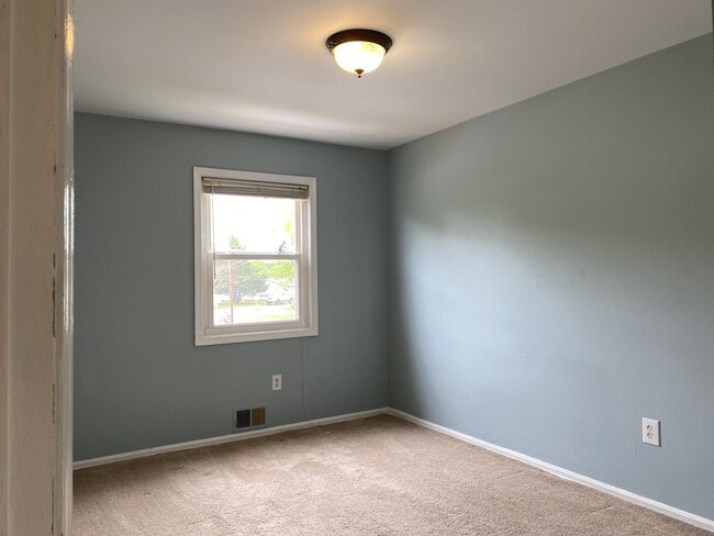 Building Photo - 67 Bristol Ct