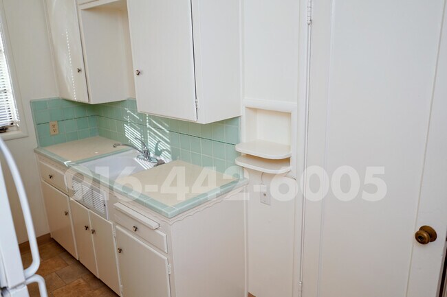 Building Photo - Kenwood Apartments 2426