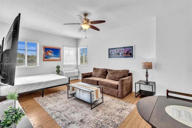 Foto del edificio - 8415 Harding Ave