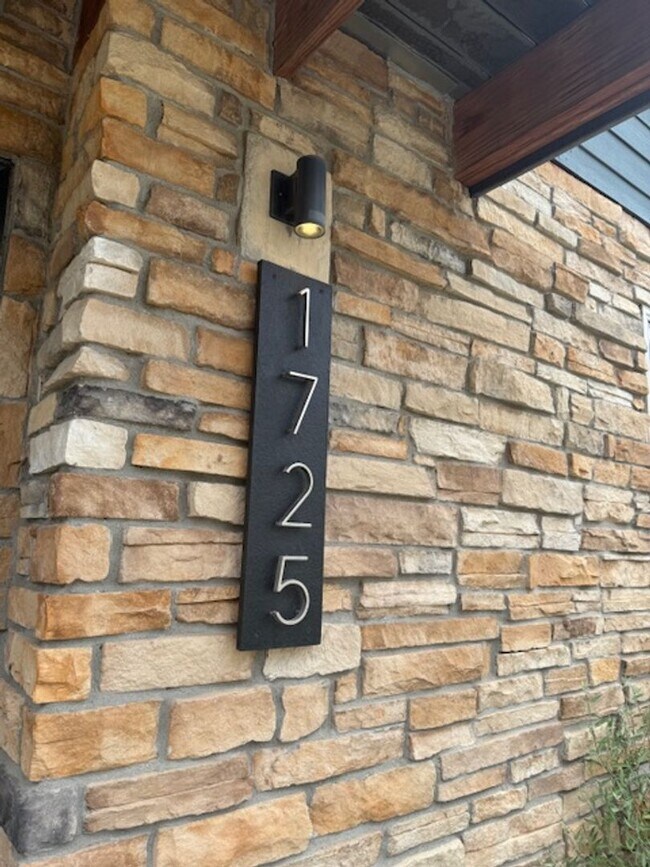 Foto del edificio - Modern 3 bed, 3.5 bath Townhome Blocks fro...