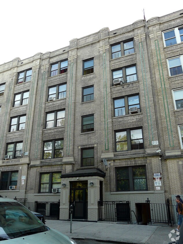 Building Photo - 2542-2550 Creston Ave