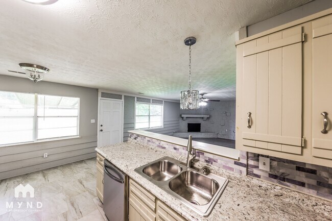 Building Photo - 2110 Vicki Dr