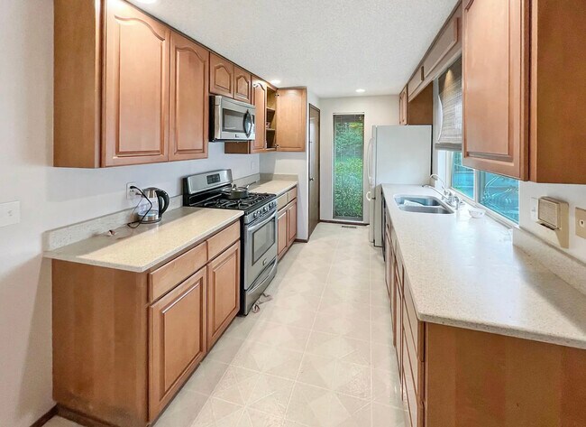 Building Photo - 3235 Scenic Dr SE