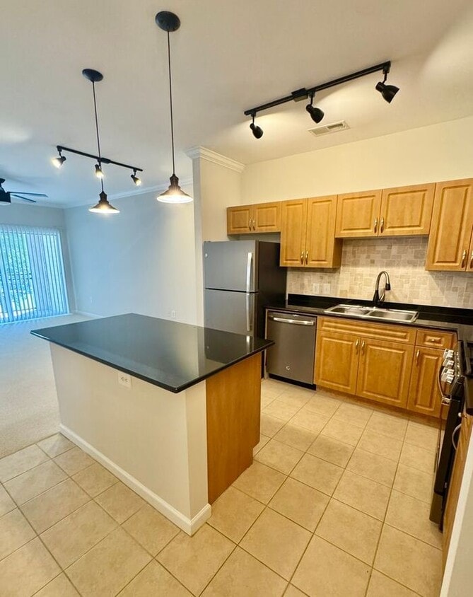 Primary Photo - 12945 Centre Park Cir