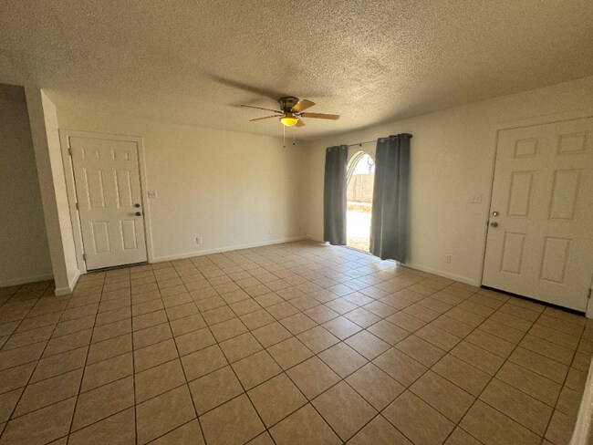 Foto del edificio - 1237 Sunny Ridge Dr