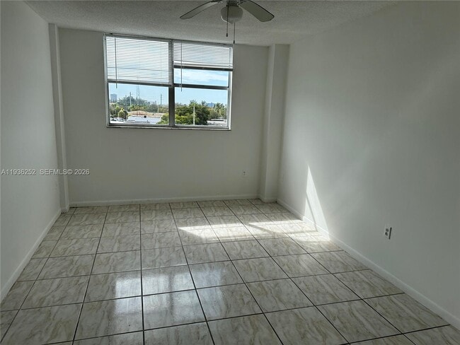 Building Photo - 16465 NE 22nd Ave