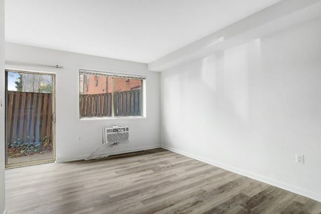 Foto del edificio - 4465 MacArthur Blvd NW