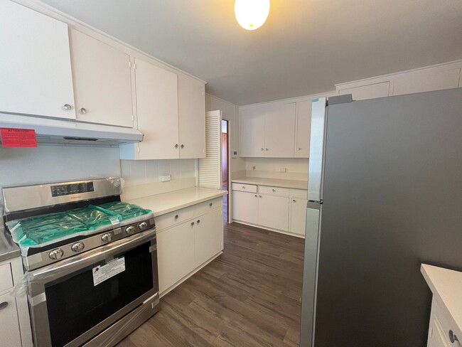 Building Photo - Large Moanalua Valley House - 3 bedroom, 2...