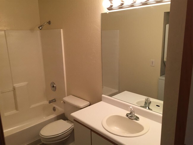 Building Photo - 825 E 10th St