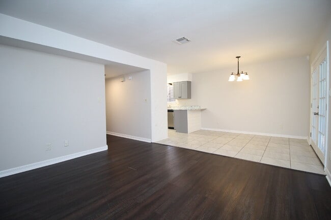 Foto del edificio - 2-Story Townhome with Open Layout, Balcony...