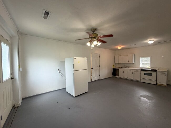 Building Photo - 3520 Oakridge Ave